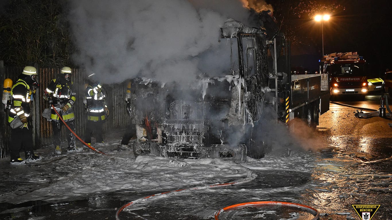 Feuerwehr im Einsatz: Ein Lkw ist abgebrannt.