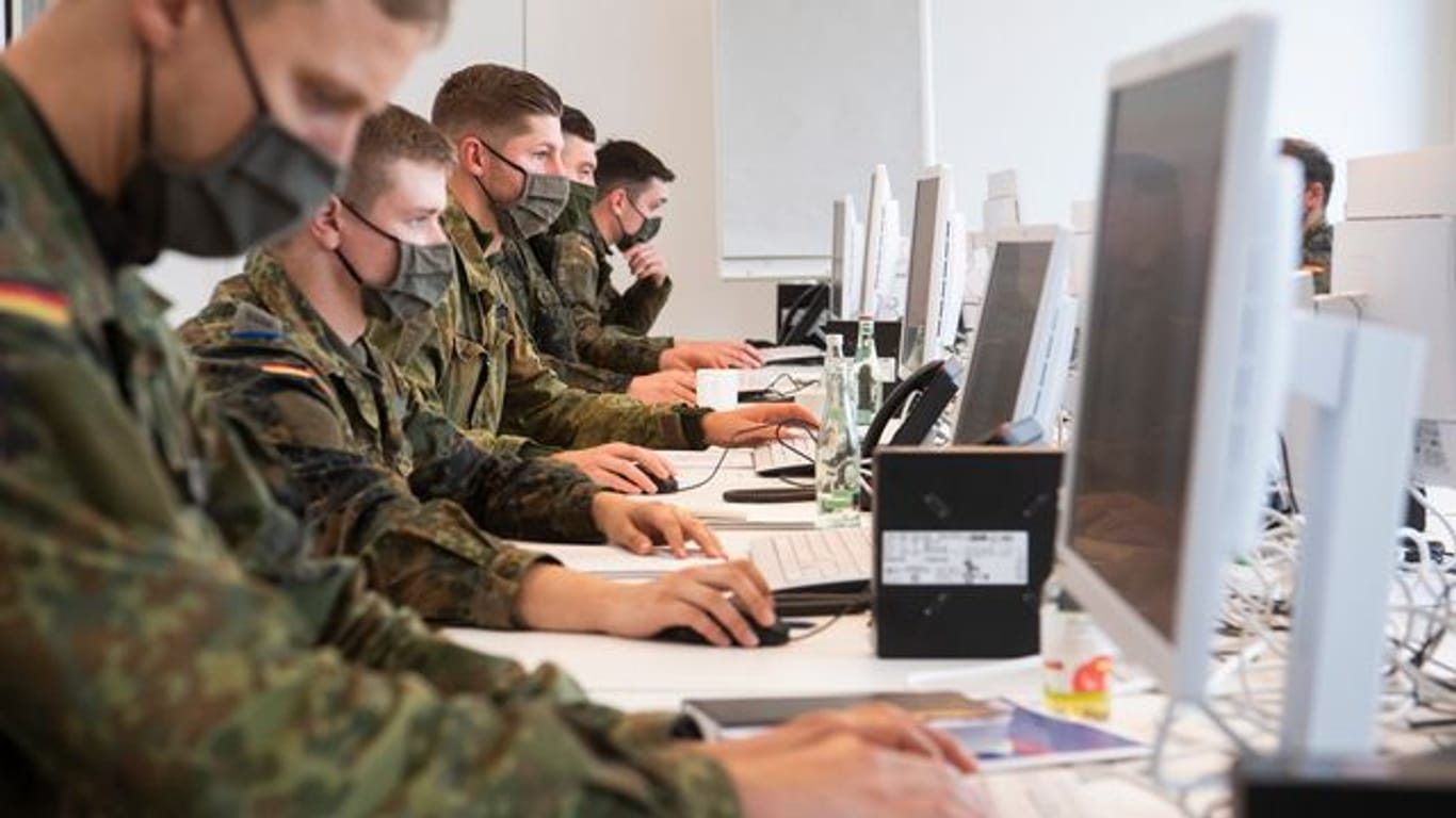 Soldaten der Bundeswehr helfen der Region Hannover bei der Nachverfolgung von Corona-Infektionsketten.