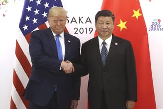 US-Präsident Donald Trump und Chinas Staatschef Xi Jinping (Archivbild): China kam laut Experten besser durch die Corona-Krise als die USA.