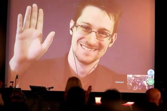 Edward Snowden bei einer Videoschalte: Der US-Whistleblower ist Vater geworden.
