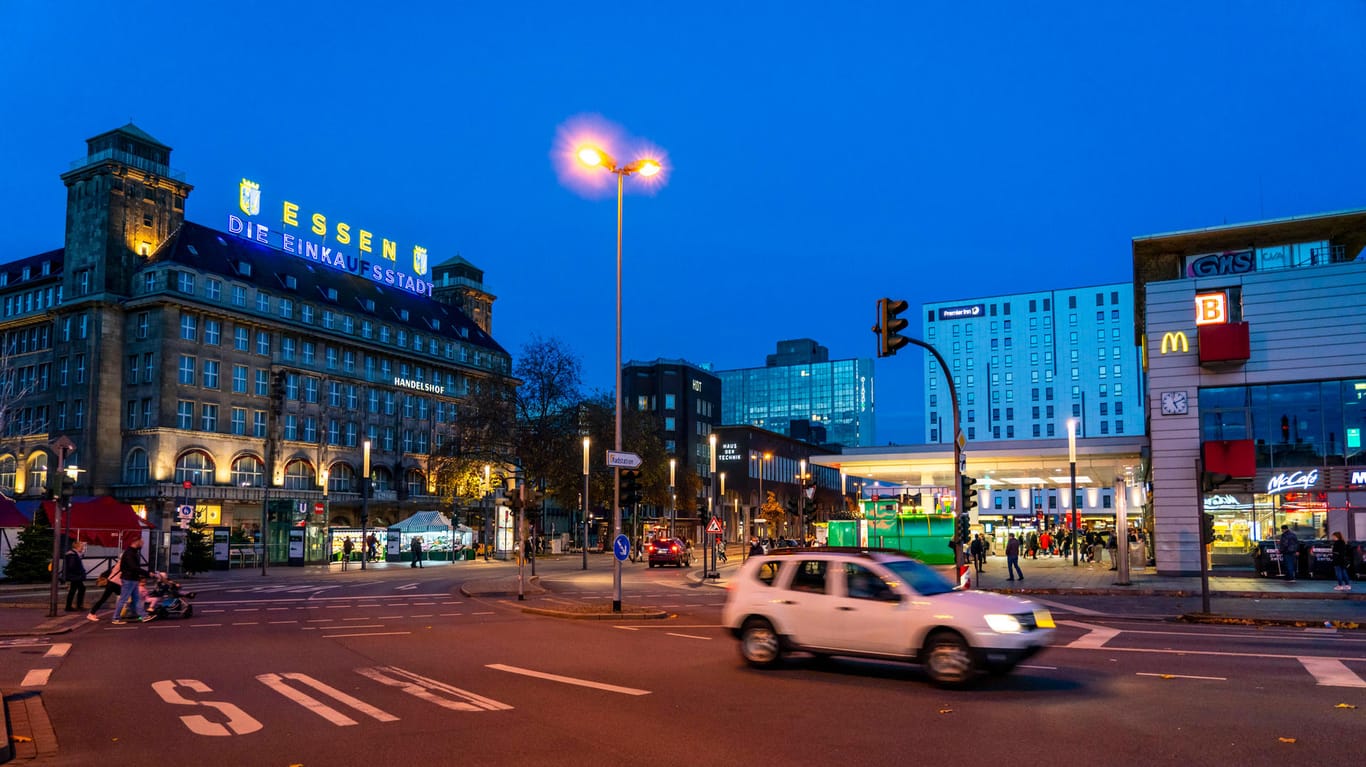 Die Innenstadt von Essen mit Hauptbahnhof und Hotel (Archivbild): In der Nähe des Bahnhofs soll eine Jugendliche einen Obdachlosen brutal getreten haben.