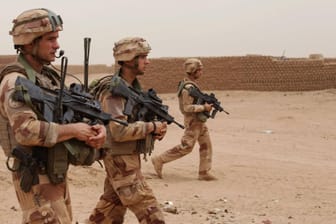 Französische Soldaten auf Patrouille: Frankreich ist mit über 5.000 Soldaten im Rahmen eines Anti-Terror-Einsatzes in Mali.