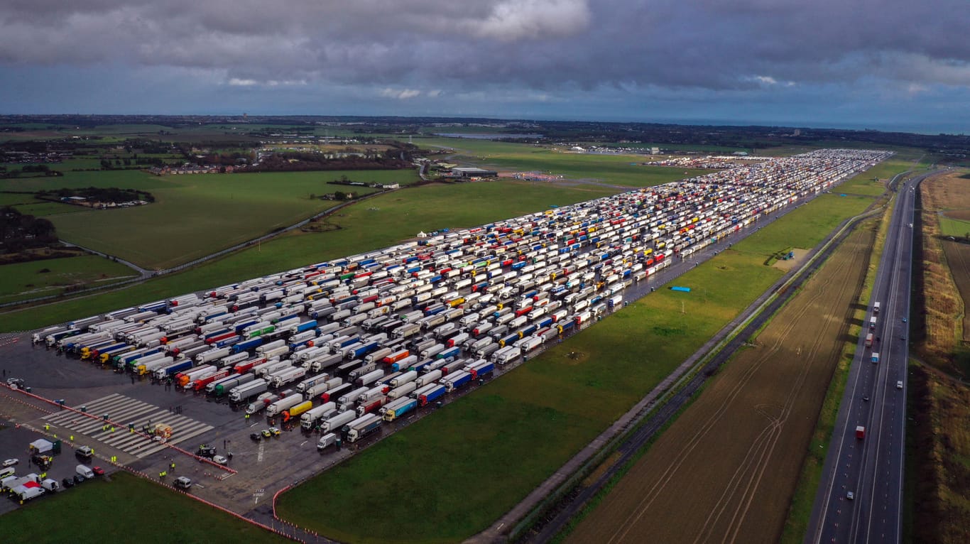 Zwangspause für Tausende Trucks: Auf dem Flugfeld Manston mussten Tausende Kraftfahrer tagelang warten, bis es für sie weiter ging.