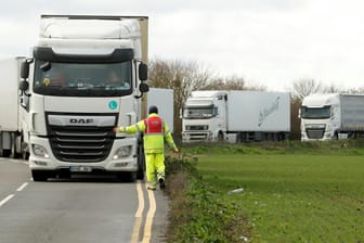 Endlich geht es voran: Ein Arbeiter weist Kraftfahrer nahe dem Flugplatz Manston ein.