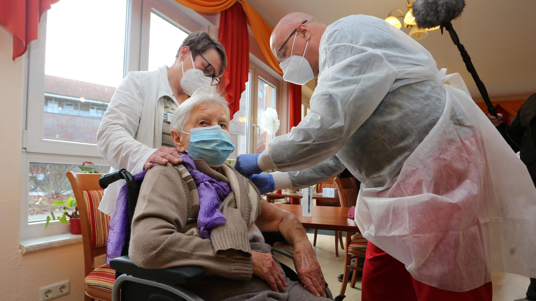 Ein kleiner Pieks, das war's schon: Edith Kwoizalla bekam als erste Bewohnerin des Seniorenzentrums Krüger die Corona-Impfung von Arzt Dr. Bernhard Ellendt.