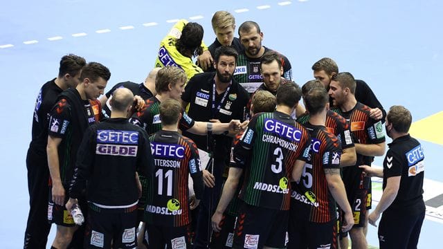 Magdeburgs Trainer Bennet Wiegert (M) gibt während einer Auszeit Anweisungen. Magdeburgs Trainer Bennet Wiegert (M) gibt während einer Auszeit Anweisungen.