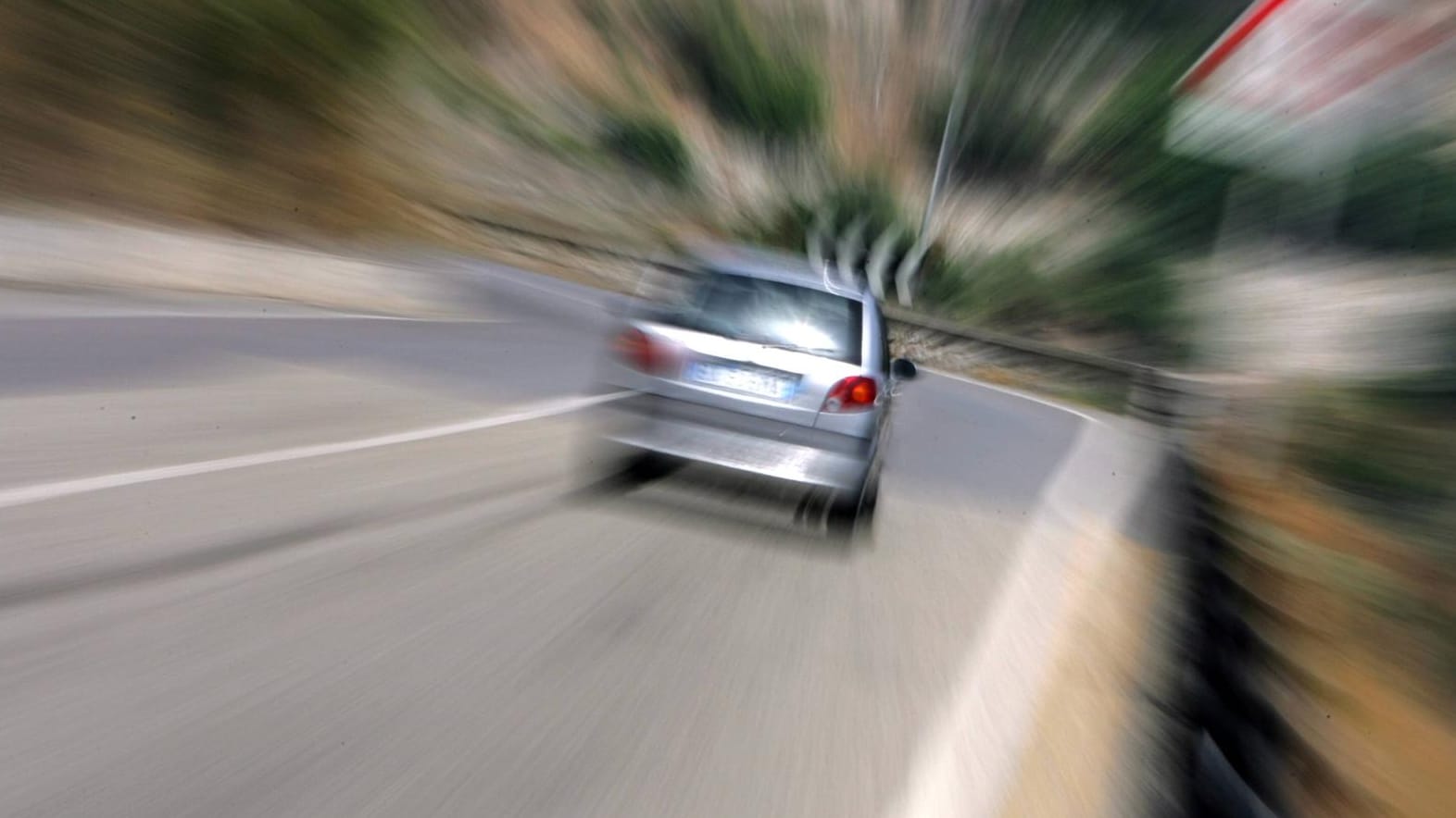 Im Geschwindigkeitsrausch (Symbolbild): In Kitzingen ist ein Auto über eine Linkskurve hinausgeschossen. Im Geschwindigkeitsrausch (Symbolbild): In Kitzingen ist ein Auto über eine Linkskurve hinausgeschossen.