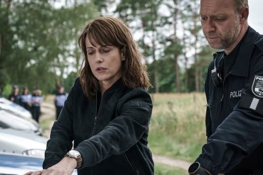 Brasch (Claudia Michelsen) instruiert die Kollegen für die Leichensuche in einer Szene aus "Polizeiruf 110: Der Verurteilte".