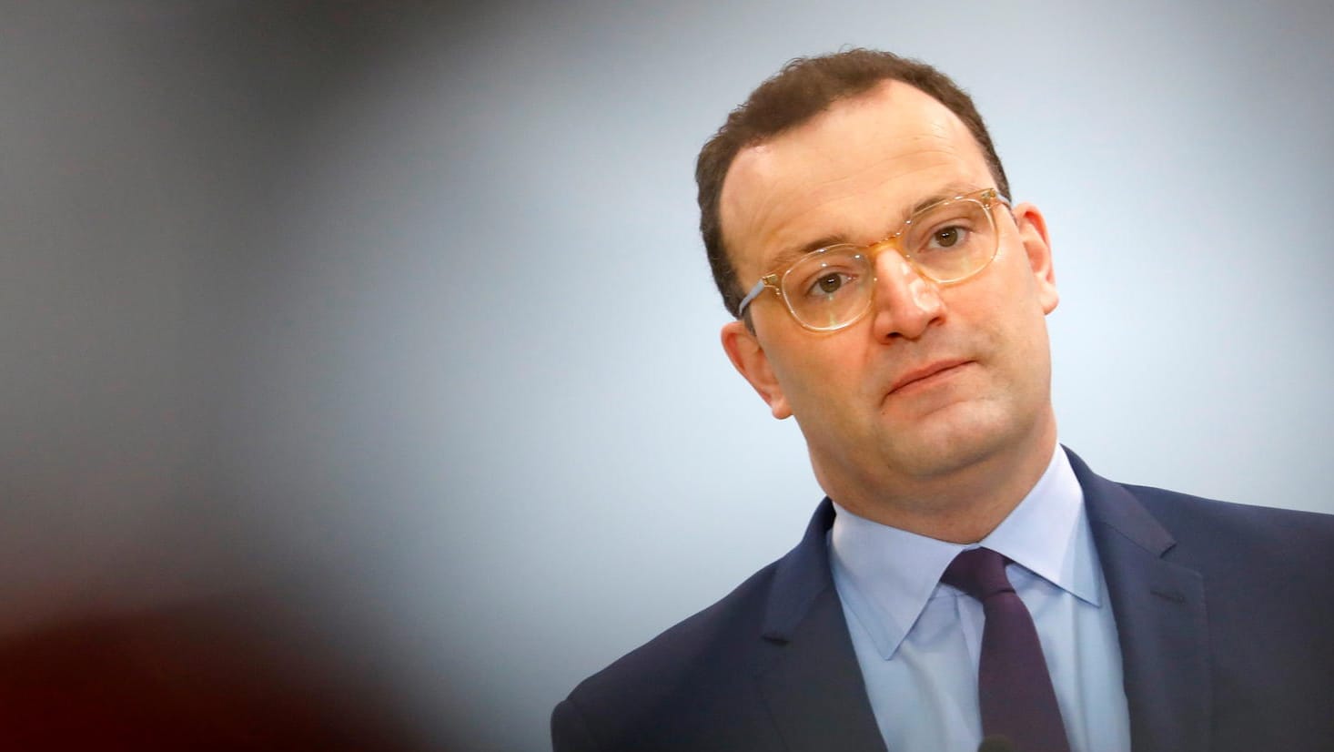 Jens Spahn gibt eine Pressekonferenz: Die erste Impfung in Deutschland am Samstag hat den Gesundheitsminister überrascht.