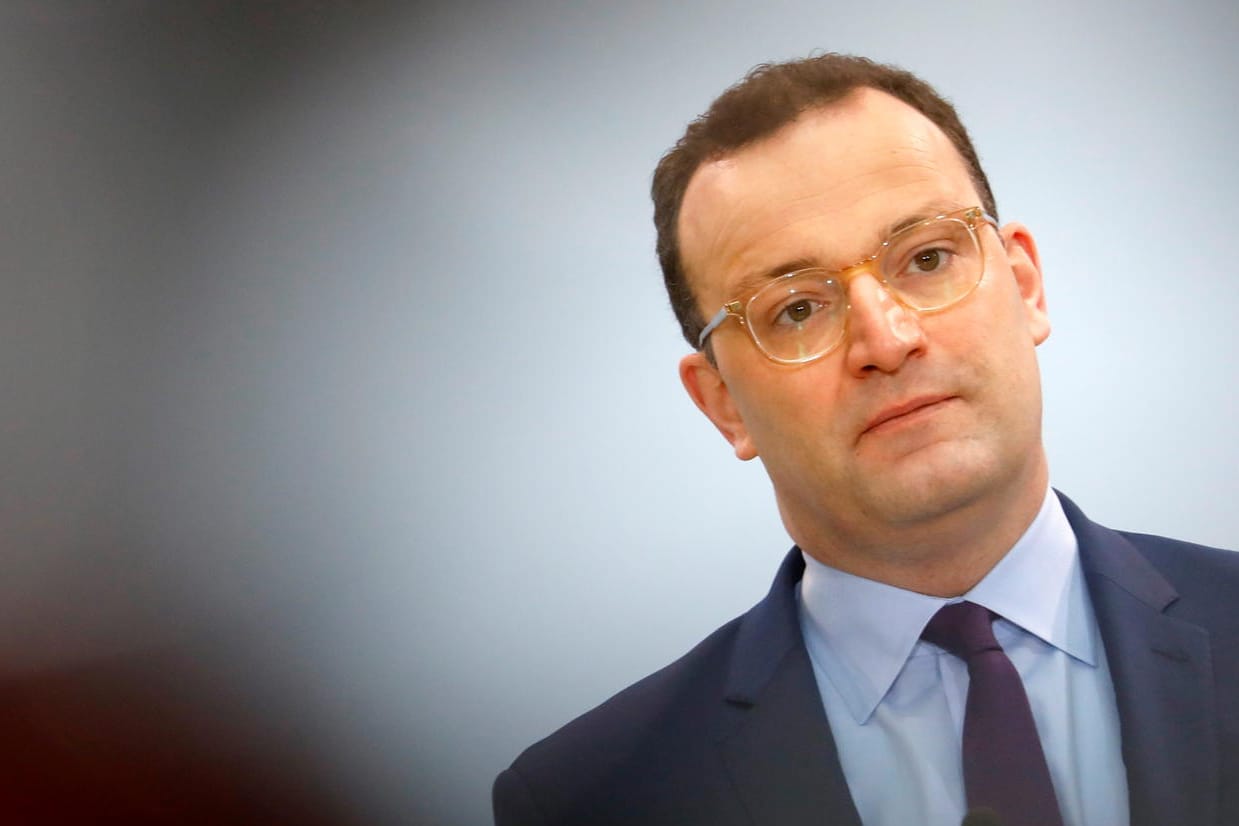 Jens Spahn gibt eine Pressekonferenz: Die erste Impfung in Deutschland am Samstag hat den Gesundheitsminister überrascht.