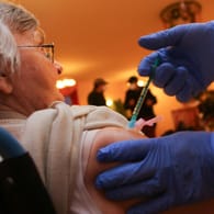 Halberstadt: Krankenpfleger Christopher Bock impft eine Bewohnerin: Markus Söder hat eine schnellere Produktion von Impfstoffdosen gefordert. m