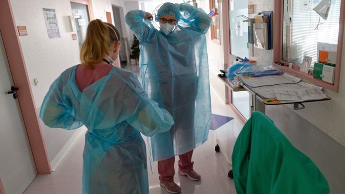 Auf der Intensivstation des Luisenhospitals in Aachen werden Patienten mit Corona-Infektion behandelt.