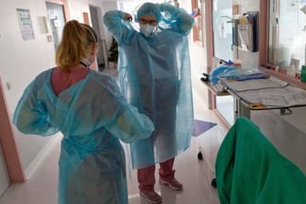 Auf der Intensivstation des Luisenhospitals in Aachen werden Patienten mit Corona-Infektion behandelt.