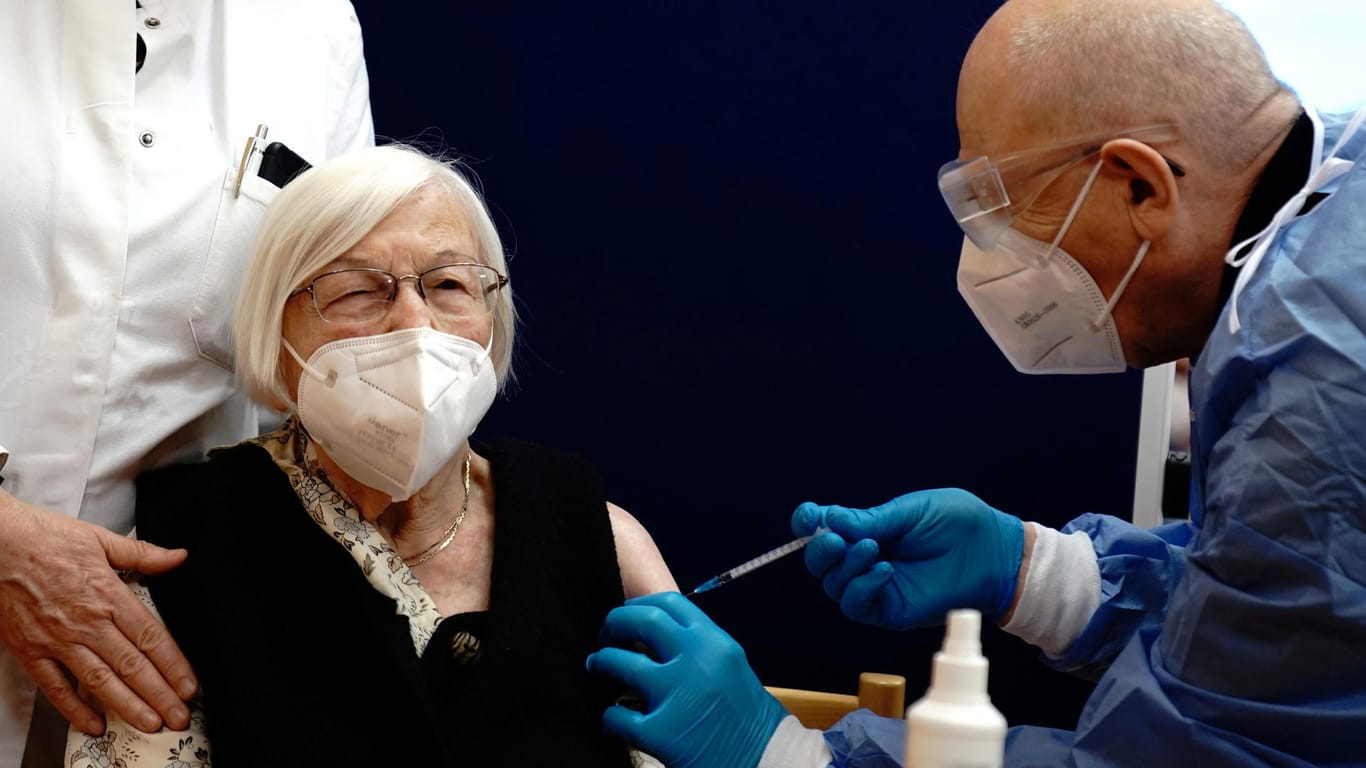 Berlin: Die 101-jährige Gertrud Haase wird gegen das Coronavirus geimpft.