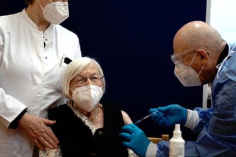 Gertrud Haase bekommt den Impfstoff von Pfizer/Biontech: In Berlin starten die ersten Corona-Impfungen.