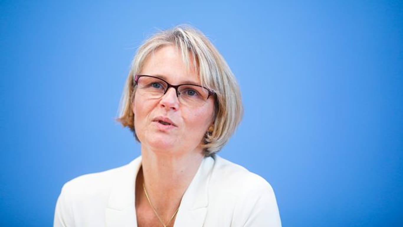 Anja Karliczek (CDU), Bundesministerin für Bildung und Forschung, nimmt an einer Pressekonferenz über ein deutsches Programm zur Unterstützung der Entwicklung eines Impfstoffs gegen COVID-19 teil.