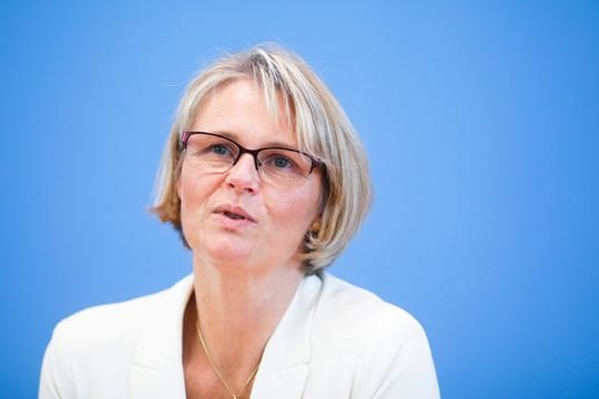 Anja Karliczek (CDU), Bundesministerin für Bildung und Forschung, nimmt an einer Pressekonferenz über ein deutsches Programm zur Unterstützung der Entwicklung eines Impfstoffs gegen COVID-19 teil.