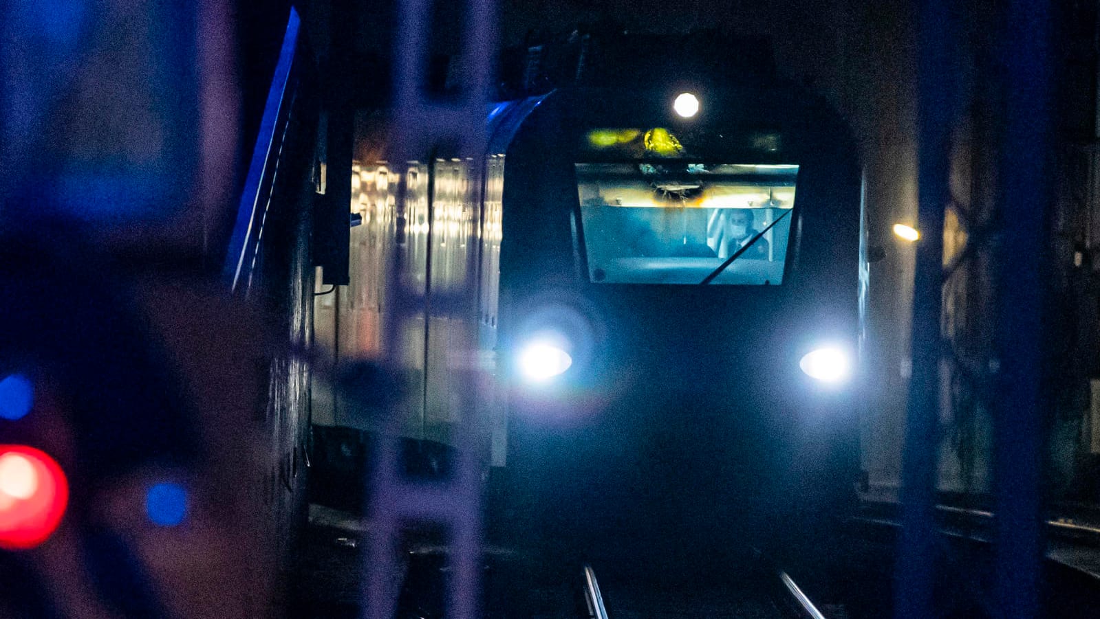 Ein S-Bahnzug steht auf den Gleisen: Die stromführende Oberleitung war abgerissen und durch die Windschutzscheibe des Führerstandes geschlagen. Ein S-Bahnzug steht auf den Gleisen: Die stromführende Oberleitung war abgerissen und durch die Windschutzscheibe des Führerstandes geschlagen.
