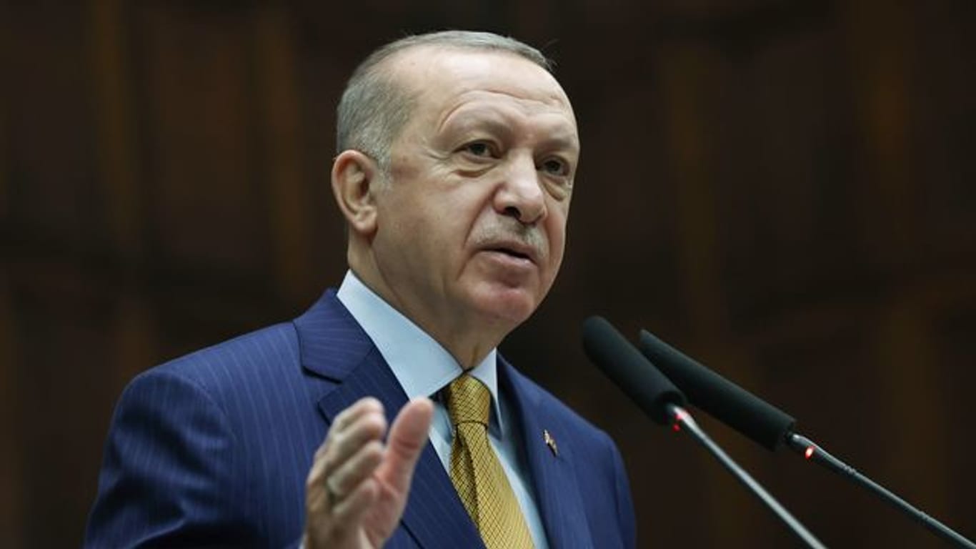 Der türkische Präsident Recep Tayyip Erdogan spricht zu Abgeordneten seiner Regierungspartei.