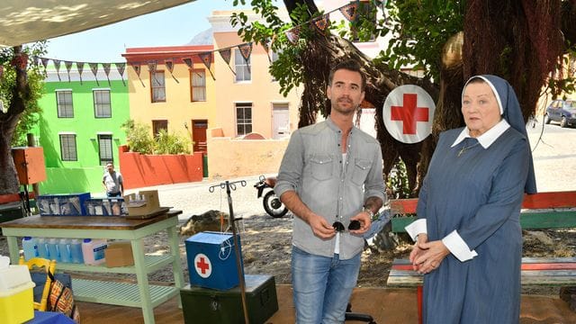 Kapitän Max Parger (Florian Silbereisen) und Schwester Magdalena (Marianne Sägebrecht) sorgen sich um die Gesundheit der Kinder in Südafrika. Kapitän Max Parger (Florian Silbereisen) und Schwester Magdalena (Marianne Sägebrecht) sorgen sich um die Gesundheit der Kinder in Südafrika.