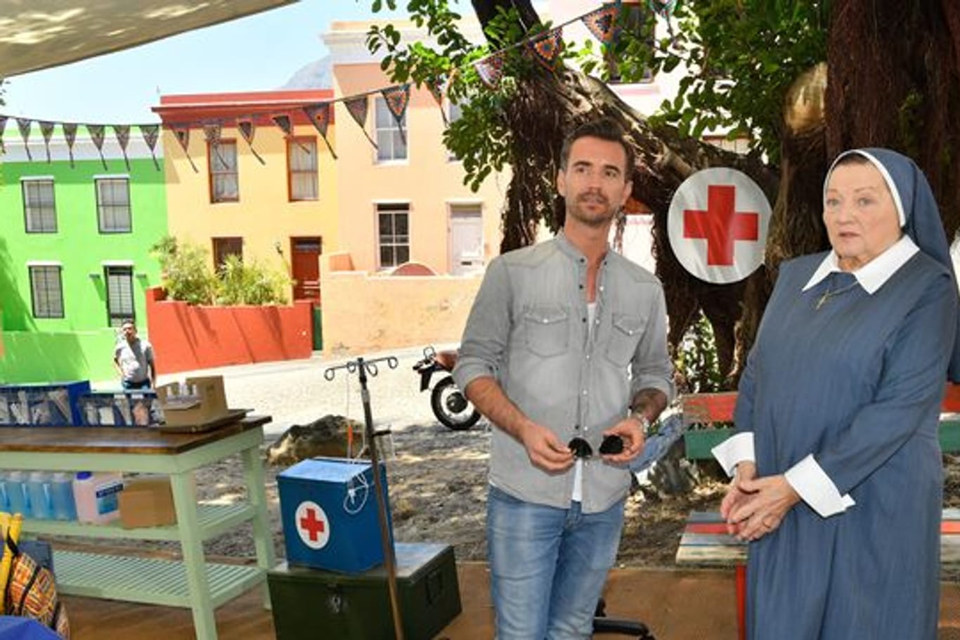 Kapitän Max Parger (Florian Silbereisen) und Schwester Magdalena (Marianne Sägebrecht) sorgen sich um die Gesundheit der Kinder in Südafrika.