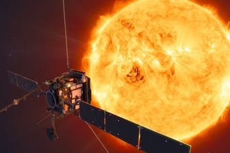 Die Grafik zeigt die "Solar Orbiter" vor der Sonne.