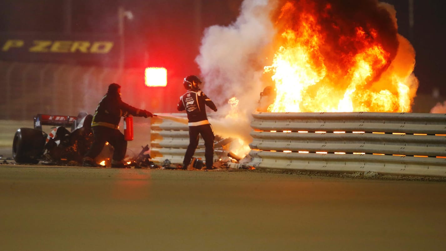 Schwerer Unfall: Beim Grand Prix in Bahrain ging Romain Grosjeans Haas in Flammen auf. Der Fahrer kam glücklicherweise relativ glimpflich davon.