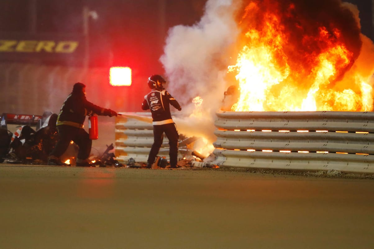 Schwerer Unfall: Beim Grand Prix in Bahrain ging Romain Grosjeans Haas in Flammen auf. Der Fahrer kam glücklicherweise relativ glimpflich davon.
