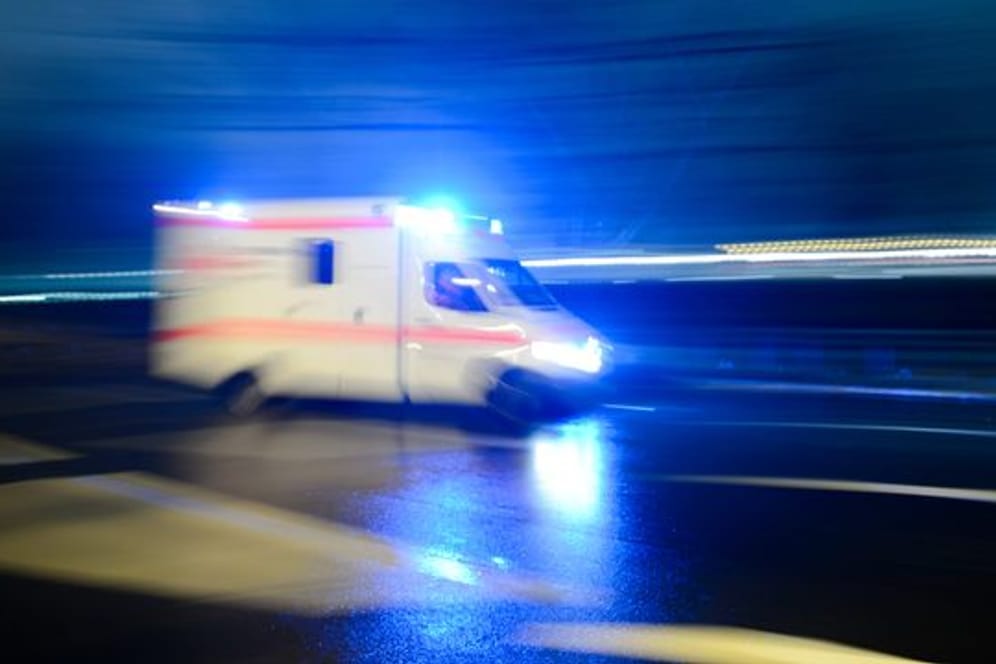 Ein Rettungswagen mit Blaulicht (Archivbild): In Berlin hat ein Autorennen zu einem Unfall geführt.