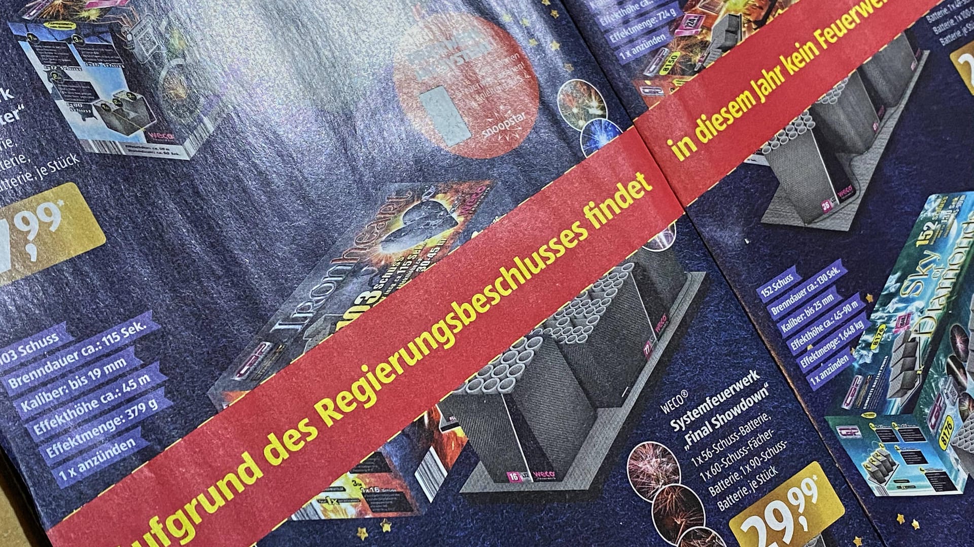 Aldi-Prospekt: In diesem Jahr hat der Discounter trotz Verbots großflächig Werbung für Feuerwerk verteilt und mit Hinweisen versehen.