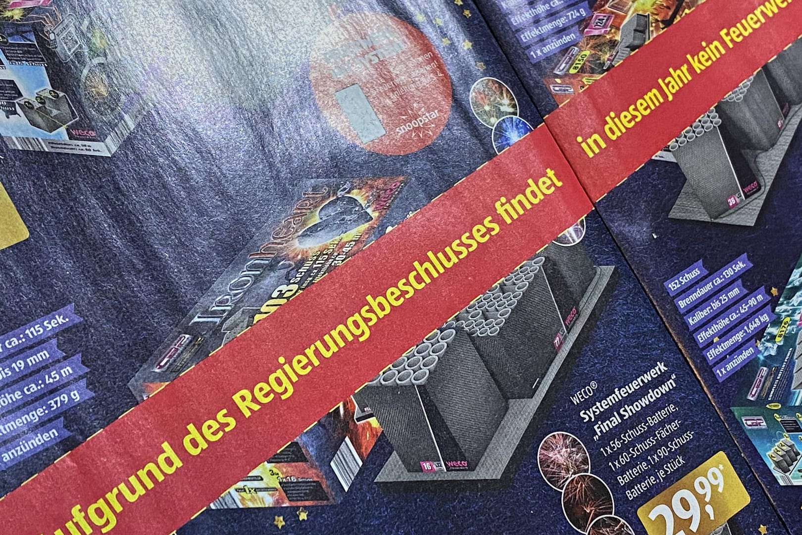 Aldi-Prospekt: In diesem Jahr hat der Discounter trotz Verbots großflächig Werbung für Feuerwerk verteilt und mit Hinweisen versehen.