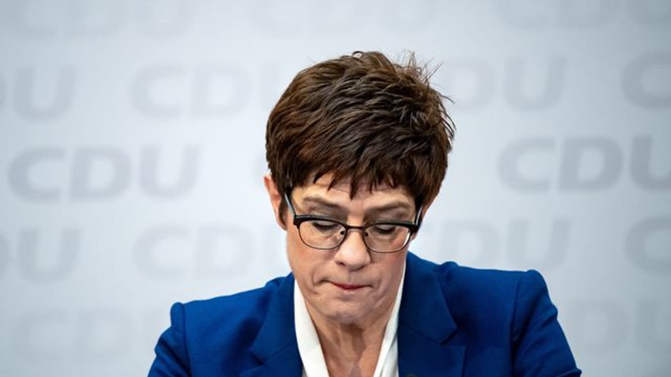 Verteidigungsministerin Annegret Kramp-Karrenbauer bezeichnet die Argumente der SPD, es sei zu wenig über die Bewaffnung der Bundeswehr-Drohnen diskutiert worden, als "absurd".