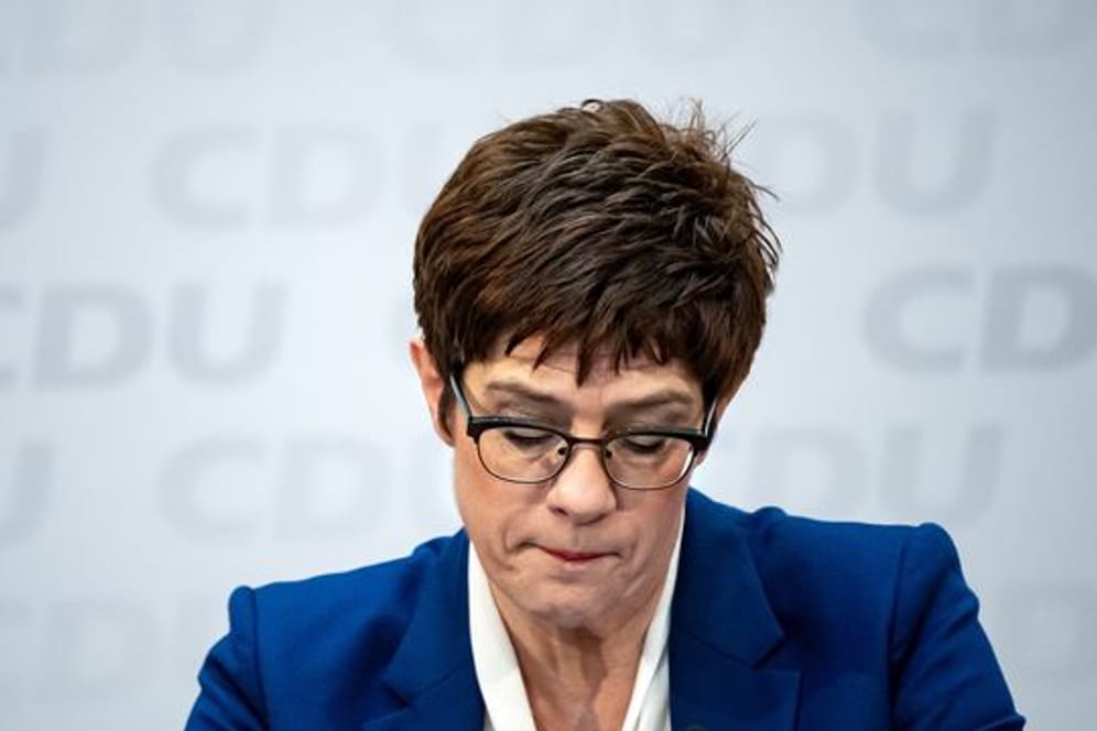 Verteidigungsministerin Annegret Kramp-Karrenbauer bezeichnet die Argumente der SPD, es sei zu wenig über die Bewaffnung der Bundeswehr-Drohnen diskutiert worden, als "absurd".