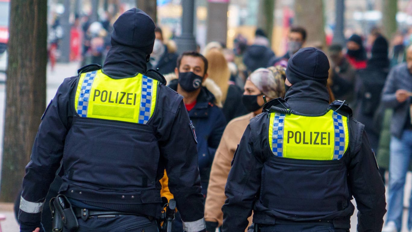 Polizeibeamte in der Hamburger Innenstadt (Archivbild): Zwei Polizisten sind in Neugraben-Fischbek bei einem Angriff verletzt worden.