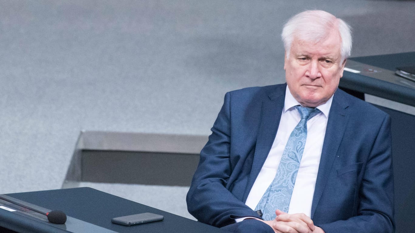 Horst Seehofer im Bundestag: Der Innenminister hat die fehlende Entschlossenheit der Ministerpräsidenten bei den Corona-Maßnahmen im Oktober kritisiert.