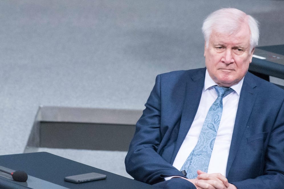 Horst Seehofer im Bundestag: Der Innenminister hat die fehlende Entschlossenheit der Ministerpräsidenten bei den Corona-Maßnahmen im Oktober kritisiert.