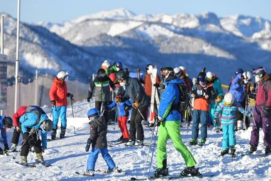 Ausflügler sind zum Skifahren auf dem Kasberg unterwegs.