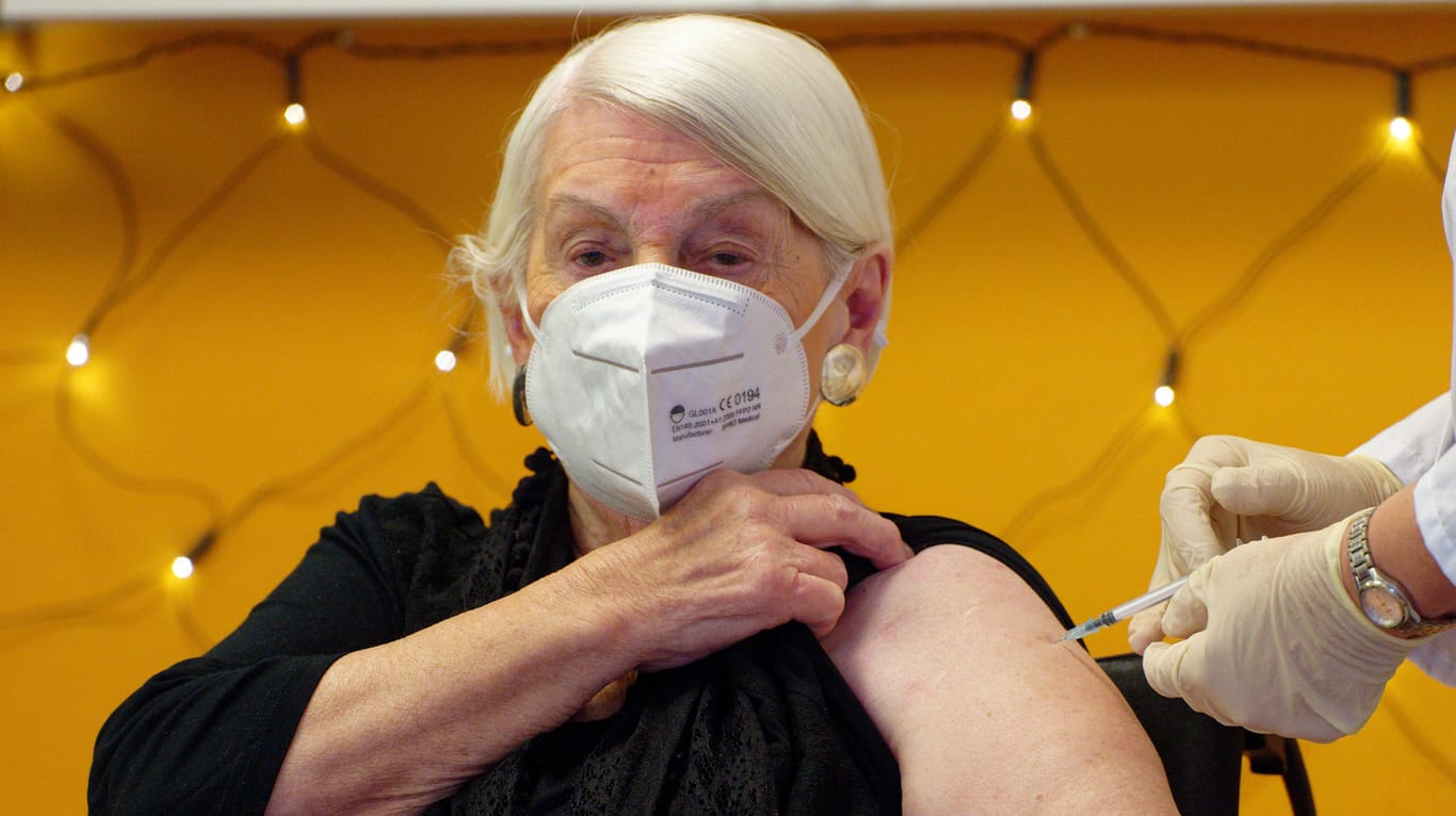 Gertrud Vogel bekommt eine Spritze: Die 92-jährige Pflegeheimbewohnerin ist die erste Kölnerin, die die Corona-Impfung bekommt.