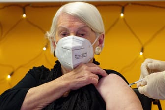 Gertrud Vogel bekommt eine Spritze: Die 92-jährige Pflegeheimbewohnerin ist die erste Kölnerin, die die Corona-Impfung bekommt.