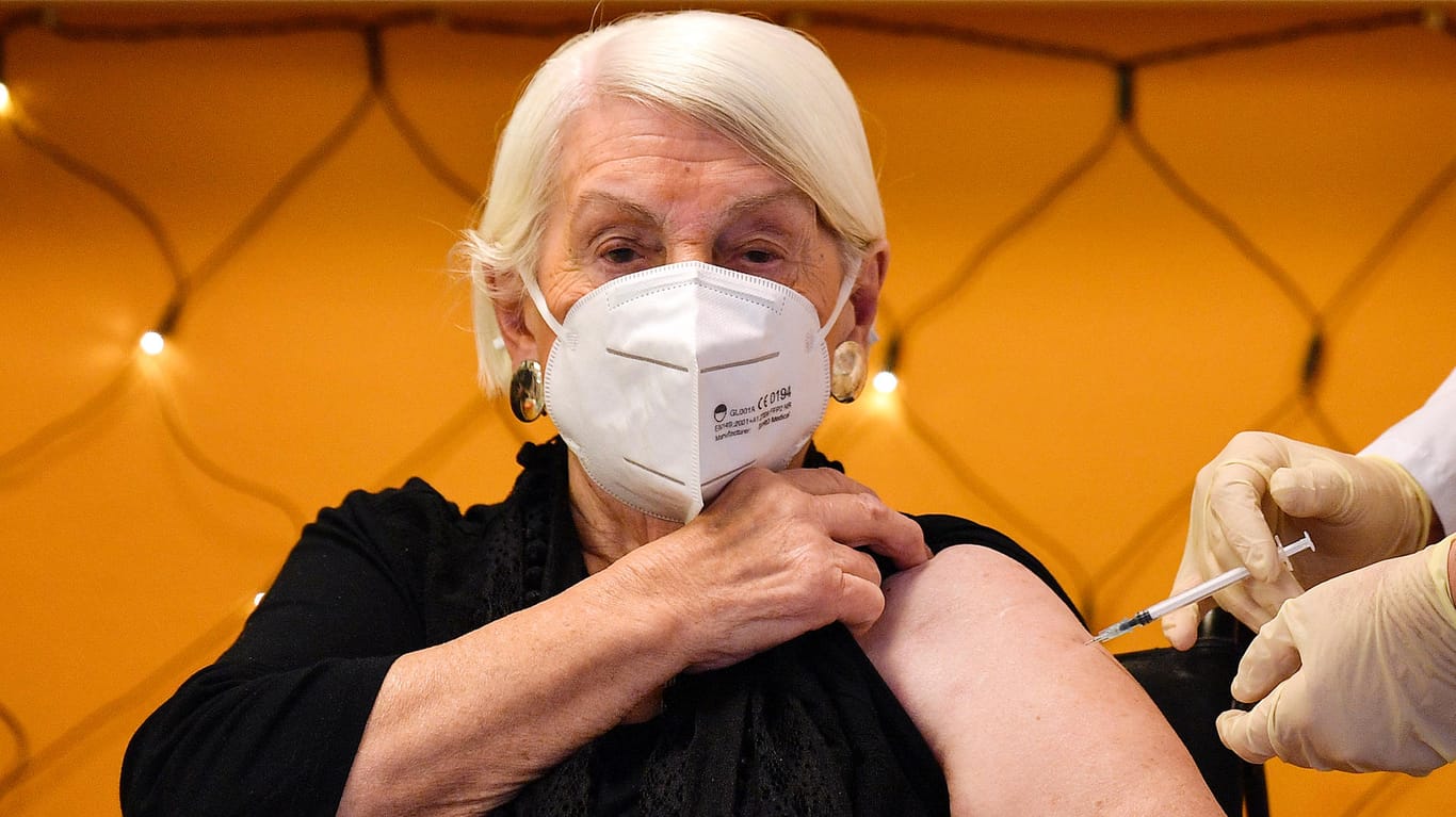 Impfstart in Köln: Die 92-jährige Gertrud Vogel aus einer Pflegeeinrichtung der Sozial-Betriebe-Köln bekam die erste Spritze in der Domstadt.