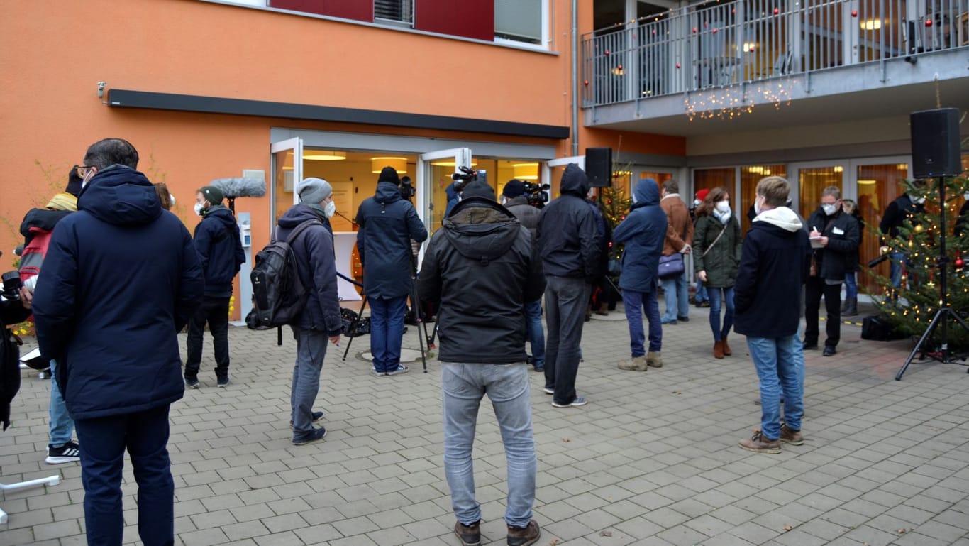 Journalisten vor dem Pflegeheim: Hier wurde der Impfstart in Köln eingeläutet.