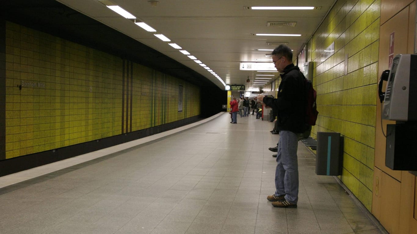 Fahrgäste warten am Bahnsteig in Bornheim-Mitte (Archivbild): An der Station kam es zu einem Angriff auf eine Frau.