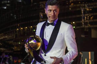 Robert Lewandowski hält seine "Globe Soccer Award" Trophäe