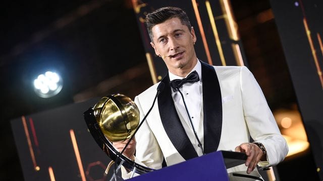 Robert Lewandowski hält seine "Globe Soccer Award"-Trophäe für den Spieler des Jahres in den Händen und hält eine Rede. Robert Lewandowski hält seine "Globe Soccer Award"-Trophäe für den Spieler des Jahres in den Händen und hält eine Rede.
