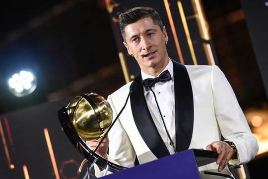 Robert Lewandowski hält seine "Globe Soccer Award"-Trophäe für den Spieler des Jahres in den Händen und hält eine Rede.