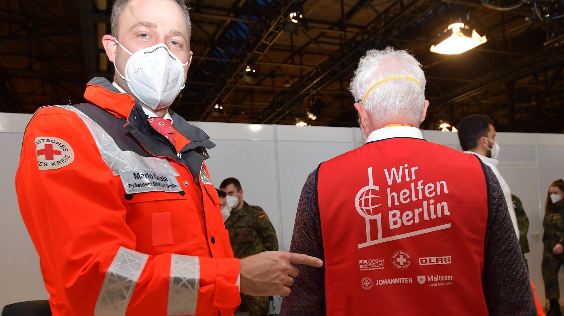 Arena Berlin: Mario Szaja (li., CDU), Präsident der DRK-Landesvertretung, beim Start von Berlins erstem Impfzentrum.