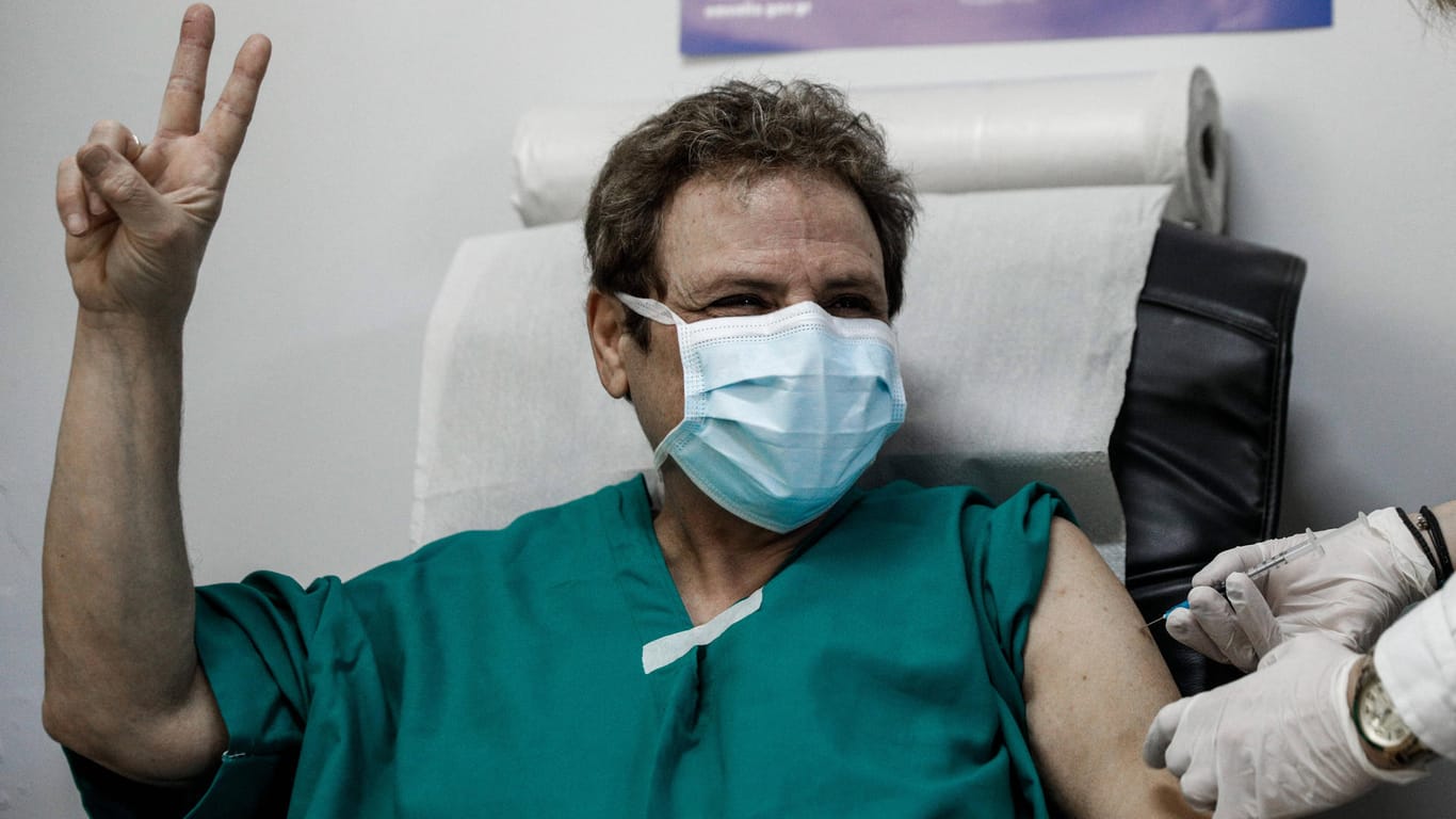 Im Asklepios-Krankenhaus in Athen: Ein Klinikmitarbeiter erhält den Impfstoff.