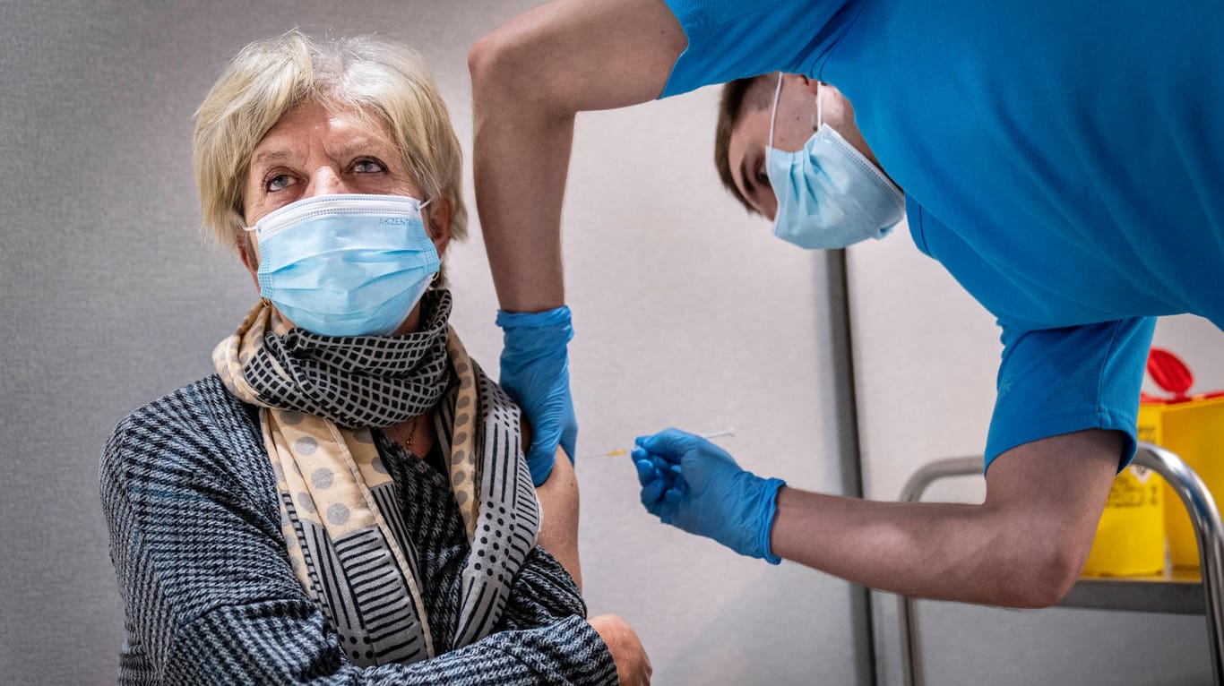 Im Universitätshospital in Roskilde (Dänemark) wird Gesundheitspersonal geimpft.