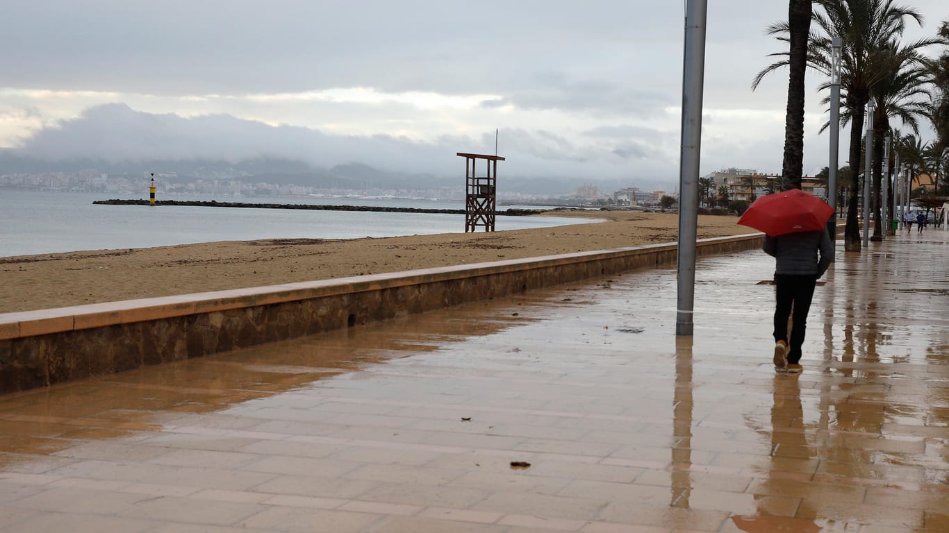 Am Strand von Palma: Die Zahl der ausländischen Touristen auf Mallorca ist im laufenden Jahr um fast 90 Prozent zurückgegangen.