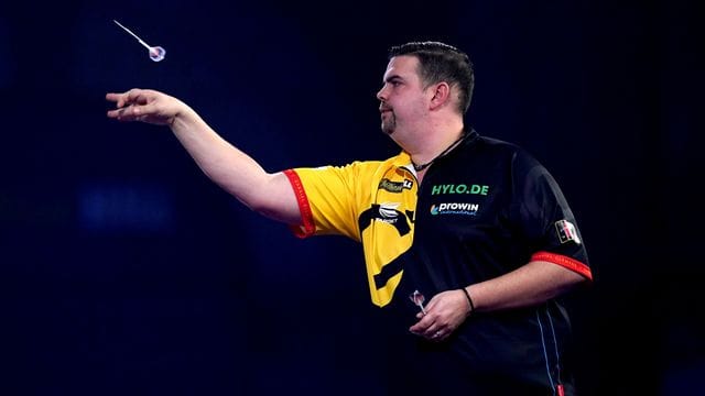 Gabriel Clemens ist der erste Deutsche in der Geschichte der Darts-WM, der es ins Achtelfinale geschafft hat. Gabriel Clemens ist der erste Deutsche in der Geschichte der Darts-WM, der es ins Achtelfinale geschafft hat.